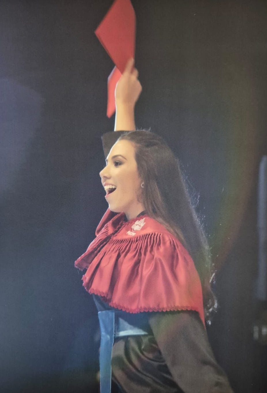 Andressa Moro em cerimônia de formatura.