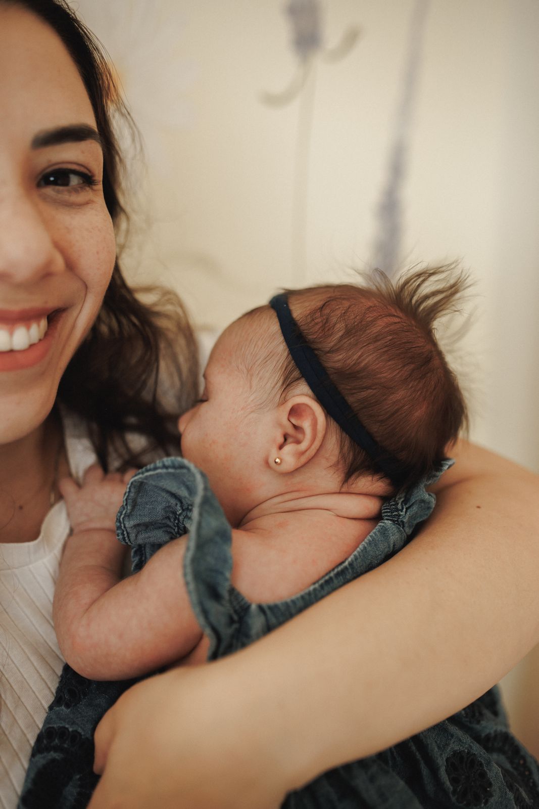 Andressa Moro segurando sua bebê no colo.